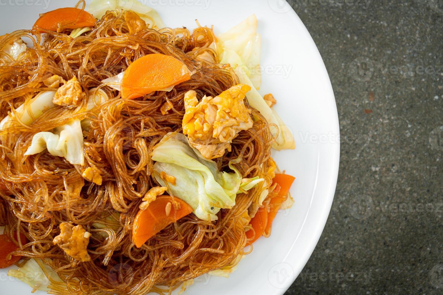 fideos salteados con repollo, zanahorias y huevo - estilo de comida vegana foto