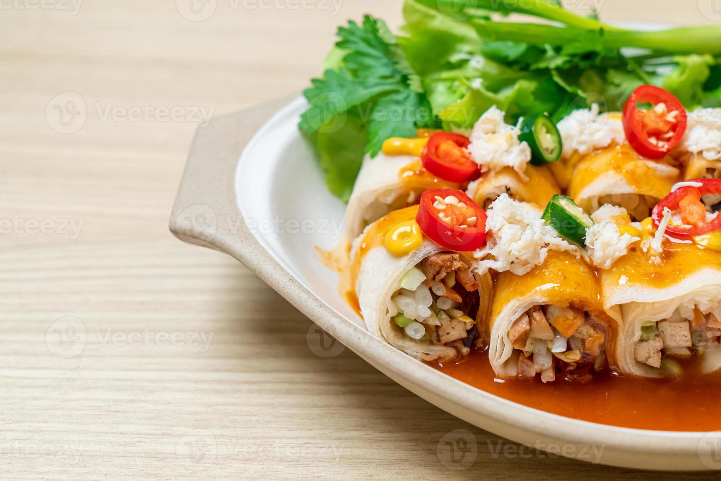 Rollito de primavera fresco con cangrejo y salsa y verduras - estilo de comida saludable foto