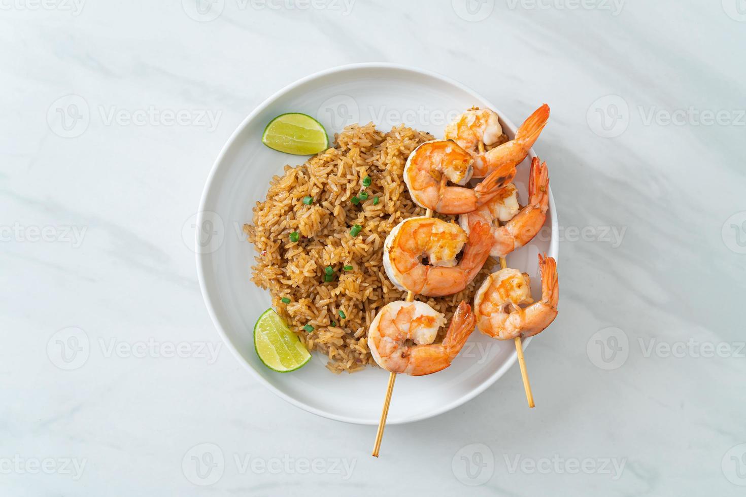 arroz frito con gambas o pinchos de gambas foto