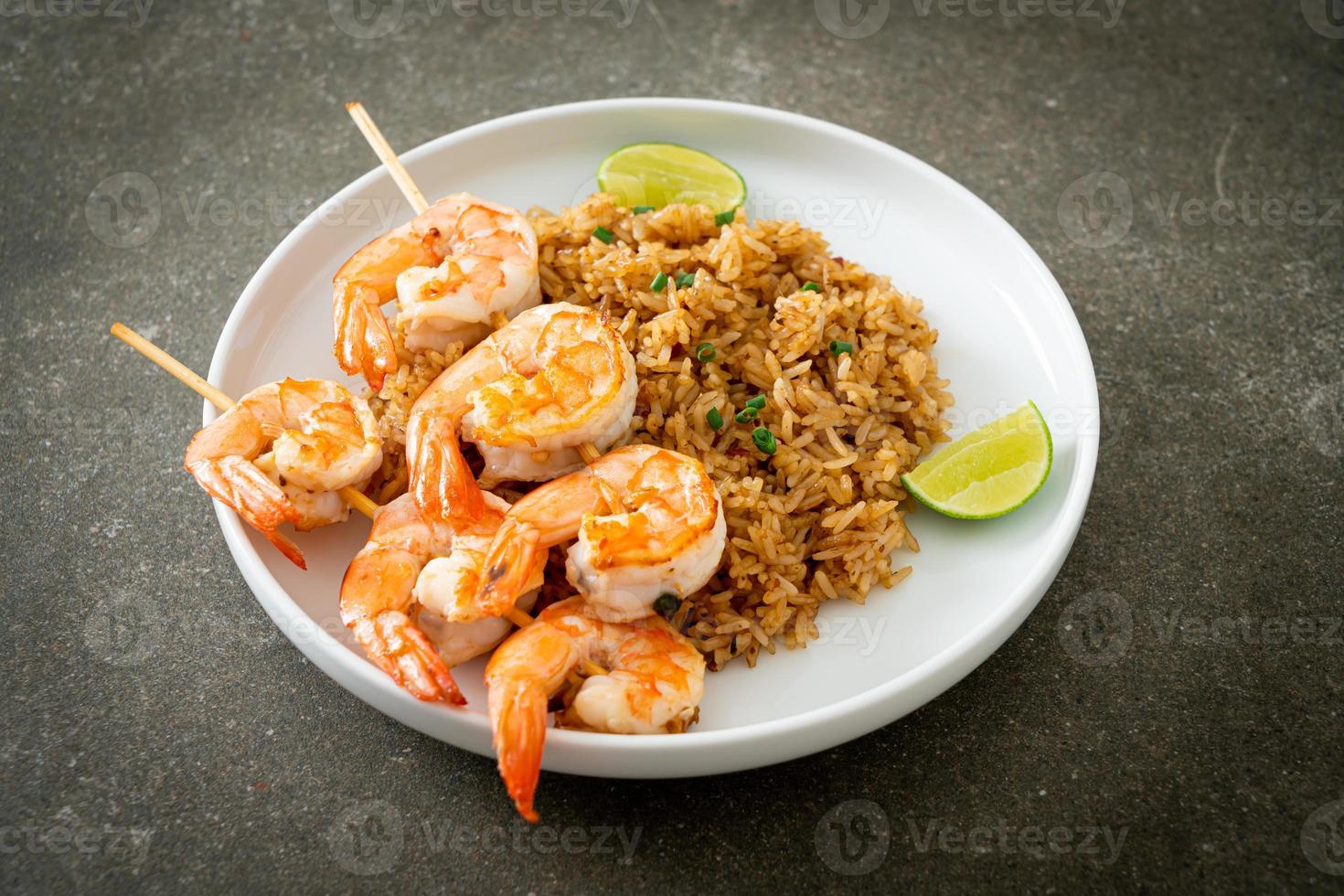 arroz frito con gambas o pinchos de gambas foto