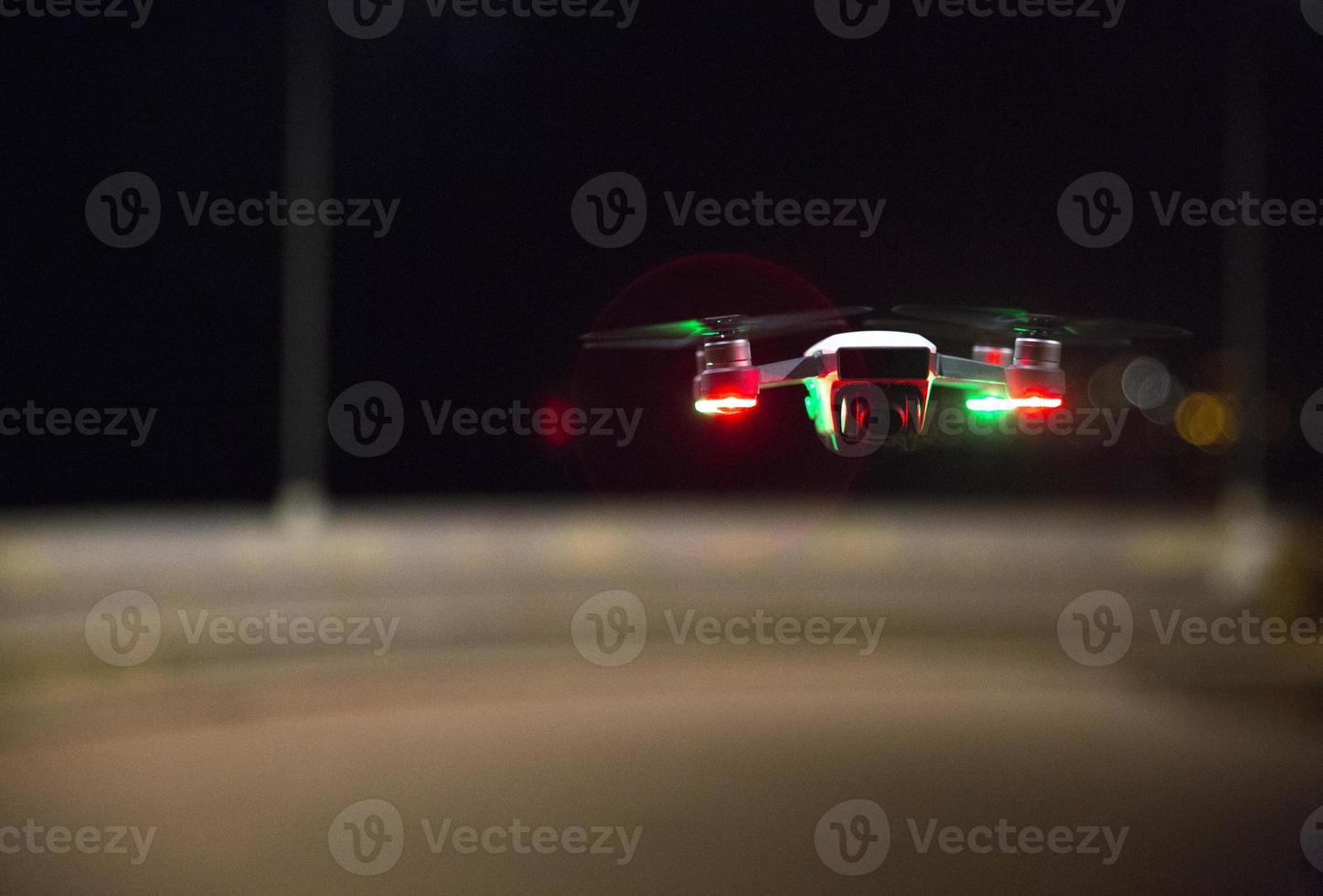 drone volando de noche foto