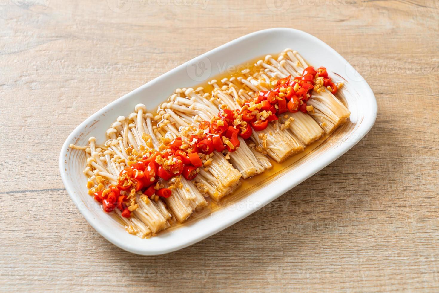 Setas de aguja doradas caseras al vapor o enokitake con salsa de soja, chile y ajo foto