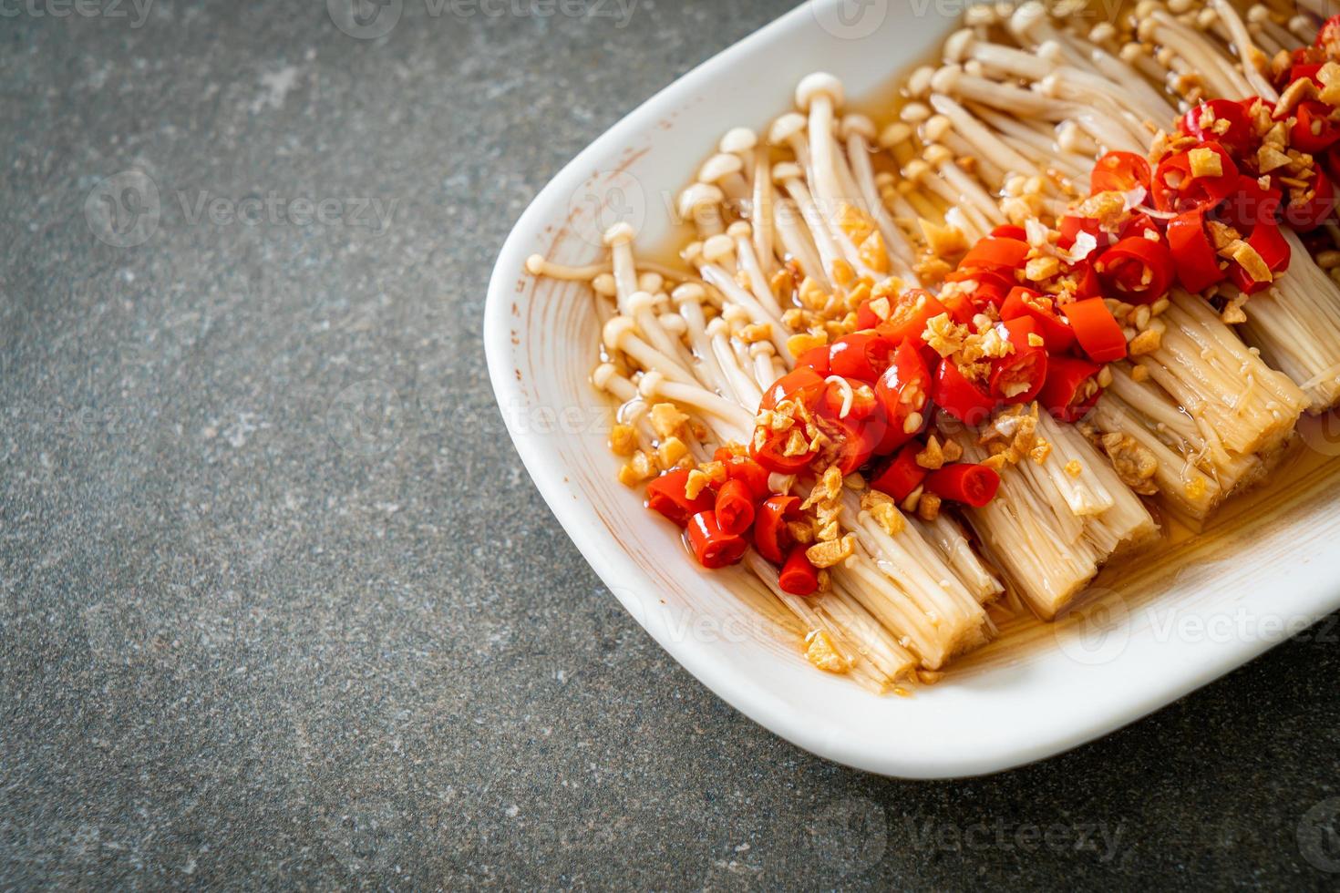 Setas de aguja doradas caseras al vapor o enokitake con salsa de soja, chile y ajo foto