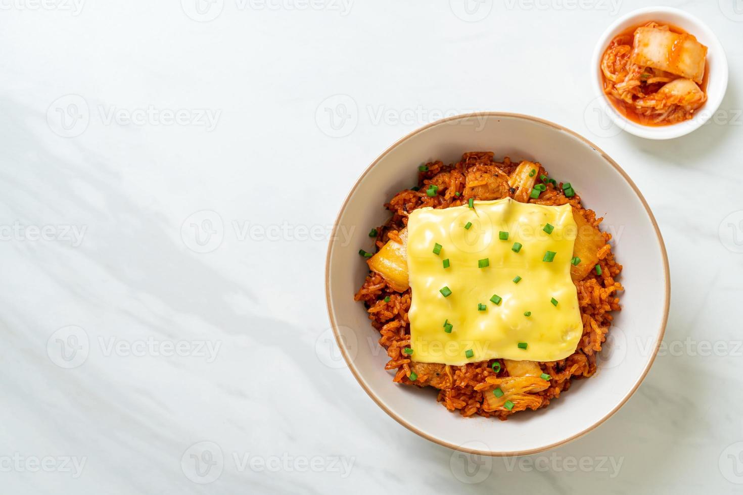 arroz frito con kimchi con cerdo y queso cubierto - estilo de comida asiática y fusión foto