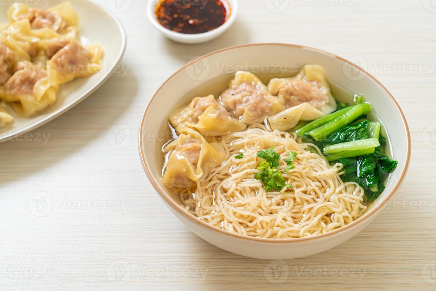 Fideos de huevo con sopa de wonton de cerdo o sopa de albóndigas de cerdo y verduras - estilo de comida asiática foto