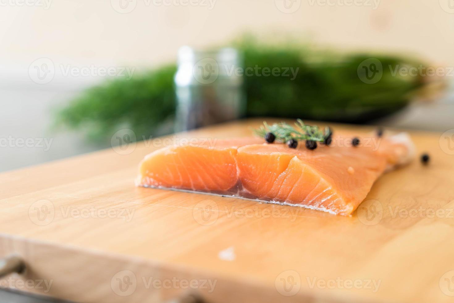 filete de salmón fresco a bordo foto