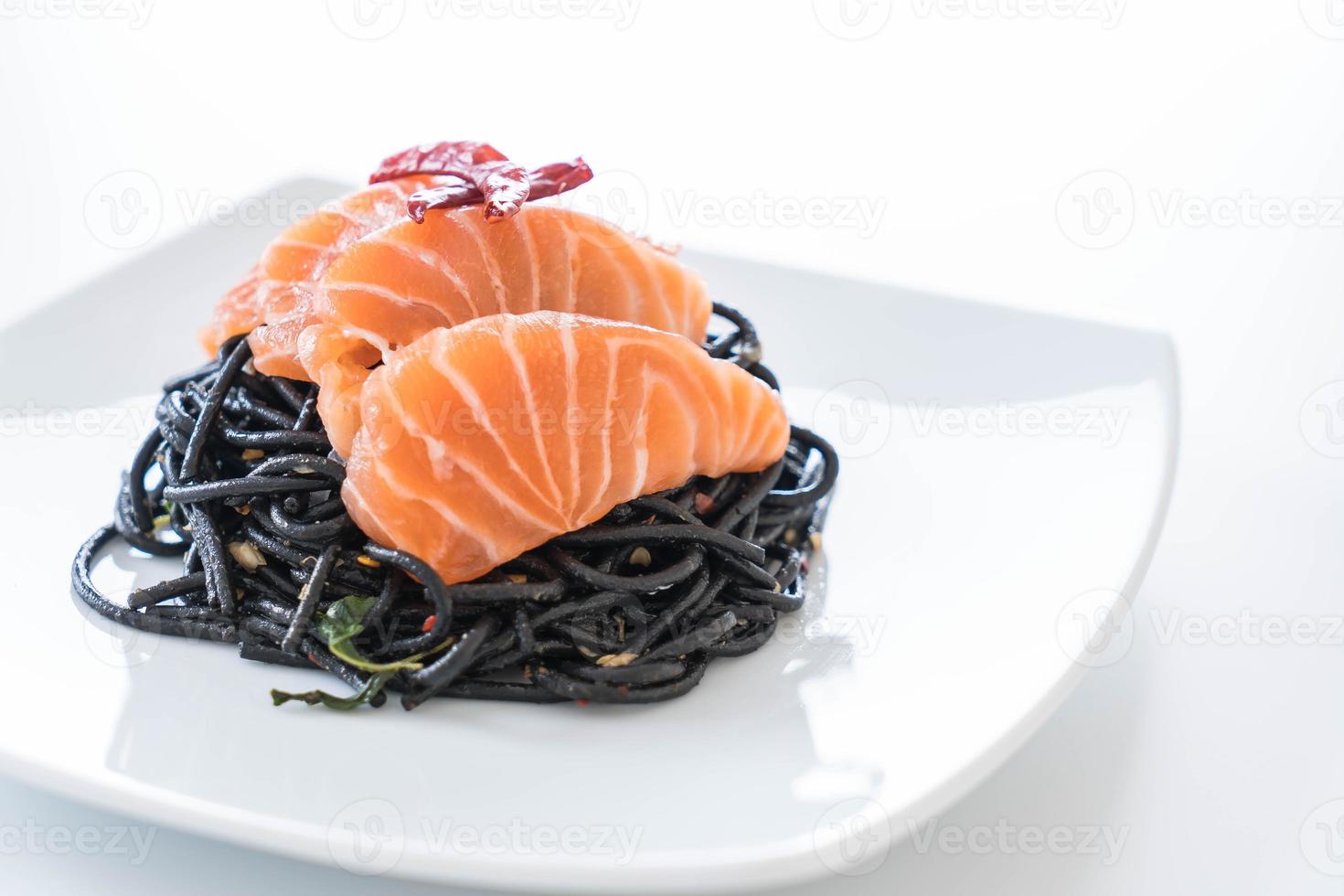 espaguetis negros picantes con salmón - estilo de comida fusión foto