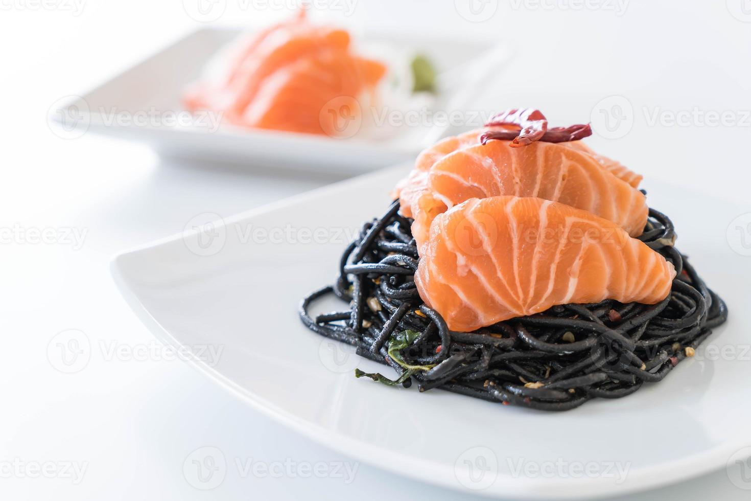 espaguetis negros picantes con salmón - estilo de comida fusión foto