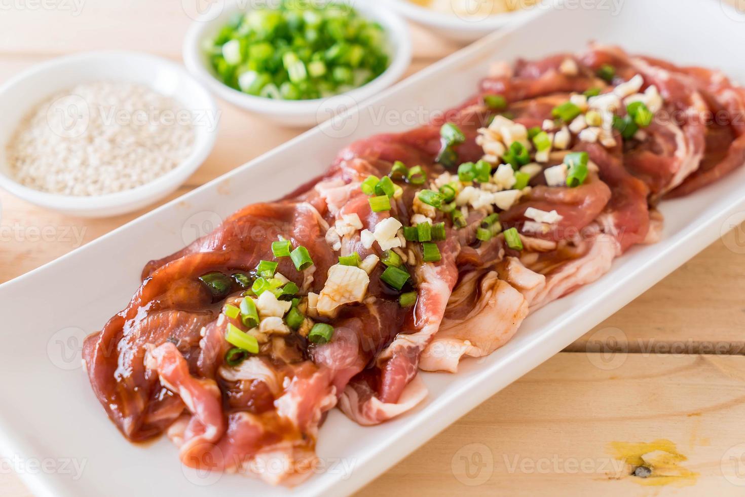 Carne de cerdo fresca en rodajas sobre fondo blanco. foto