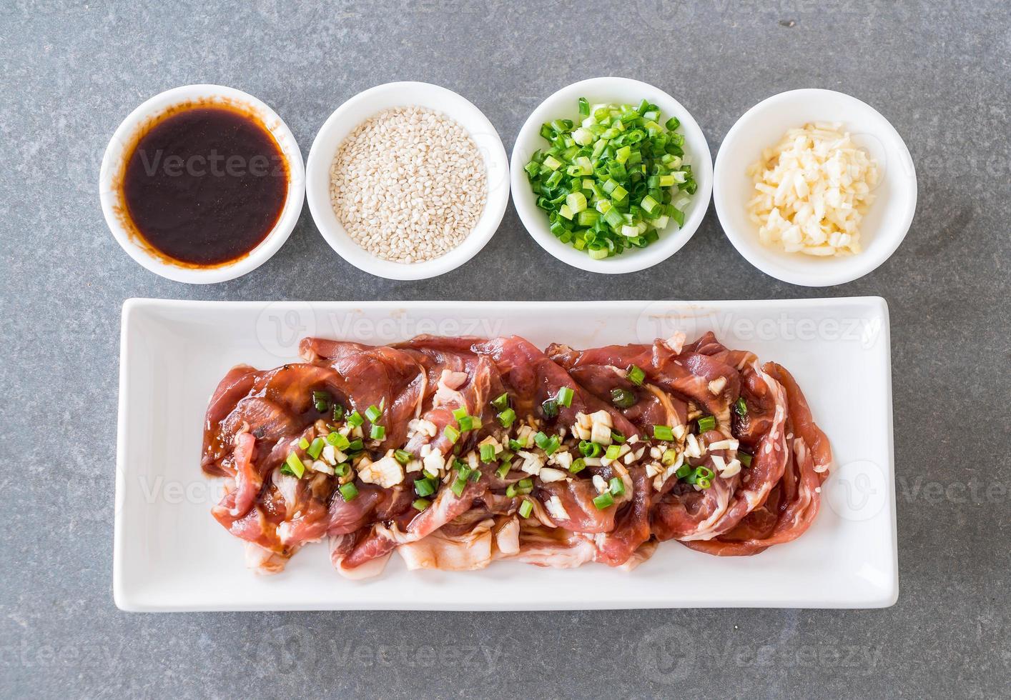 Carne de cerdo fresca en rodajas sobre fondo blanco. foto