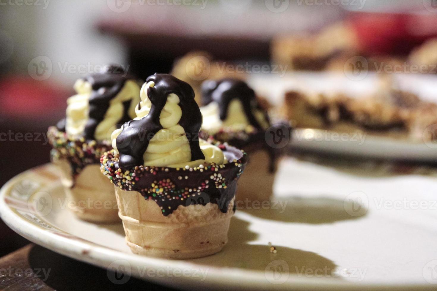 cupcakes caseros con crema y chocolate foto