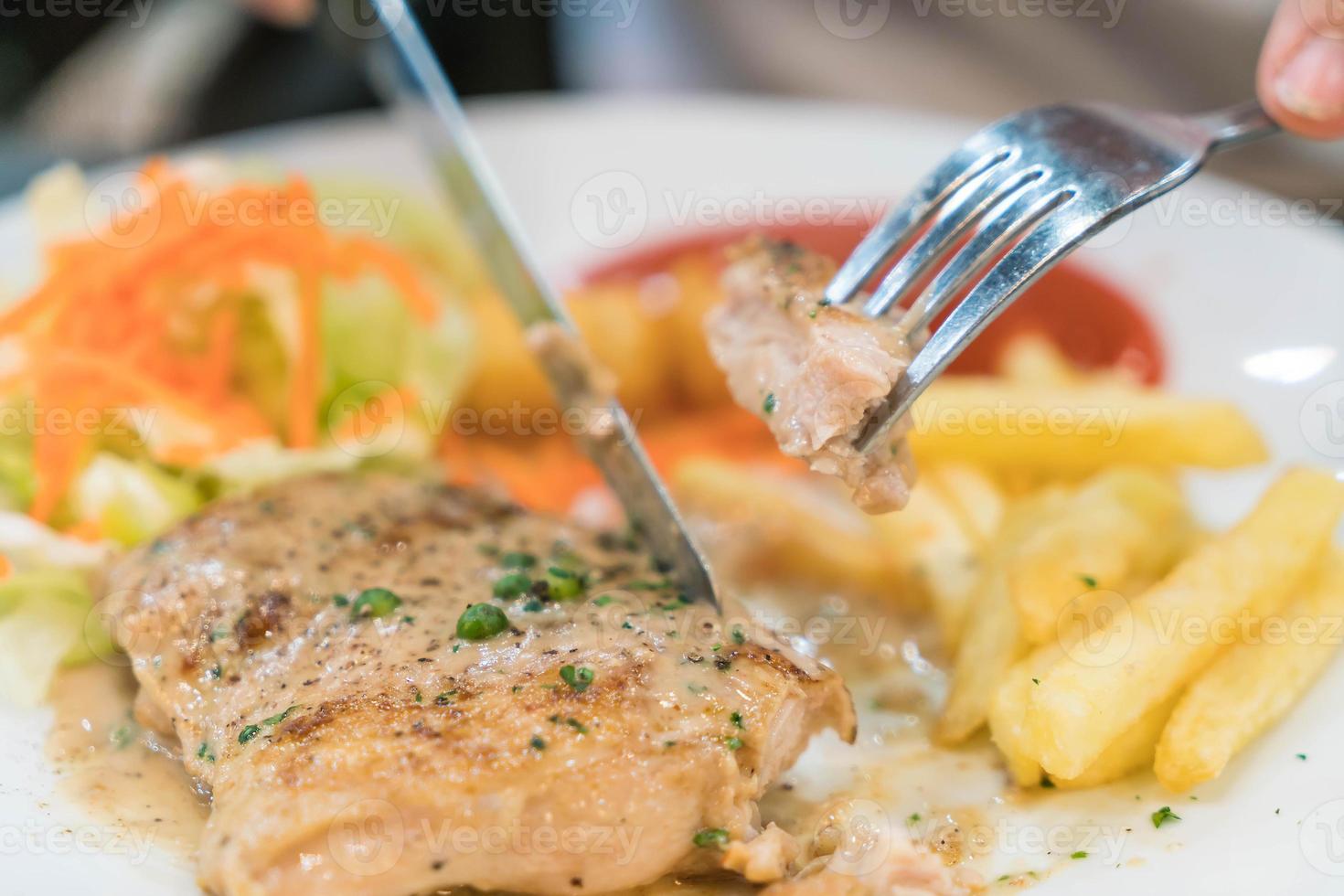 filete de pollo con salsa de pimientos foto