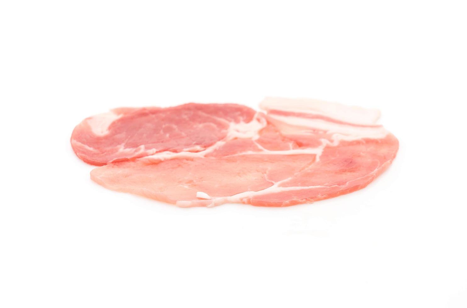 Carne de cerdo fresca en rodajas sobre fondo blanco. foto