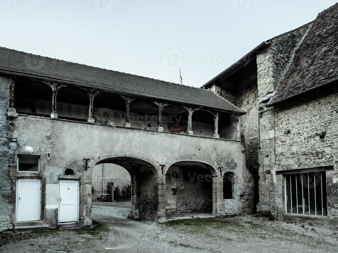 Antiguo edificio de una pequeña ciudad de Borgoña, Francia foto