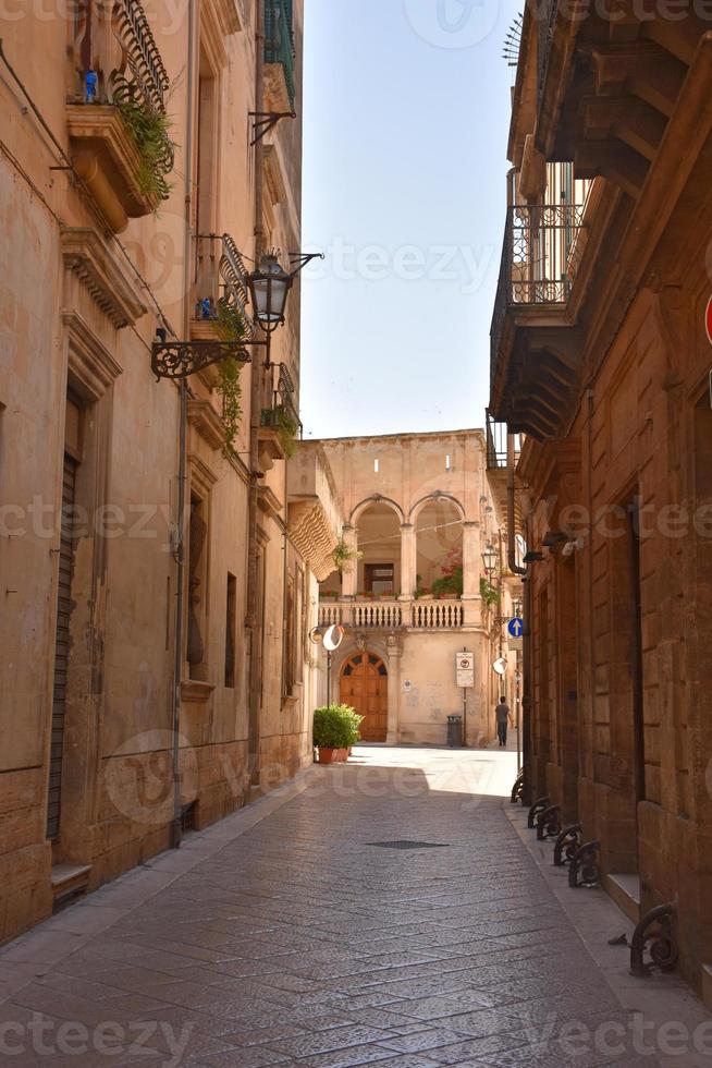 italia, lecce, ciudad con arquitectura barroca e iglesias y restos arqueológicos. foto