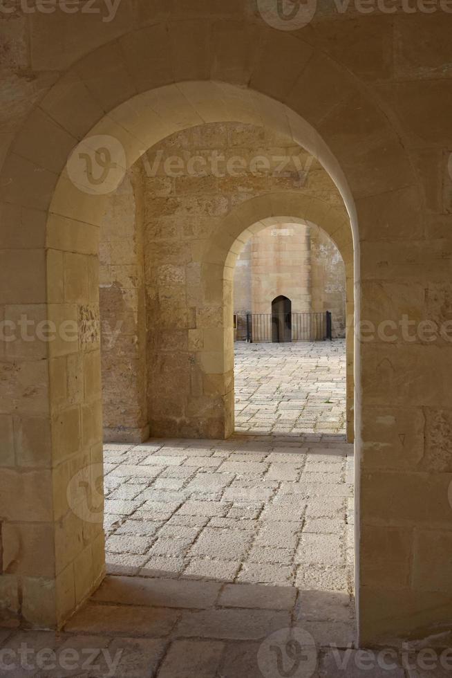 italia, lecce, ciudad con arquitectura barroca e iglesias y restos arqueológicos. foto