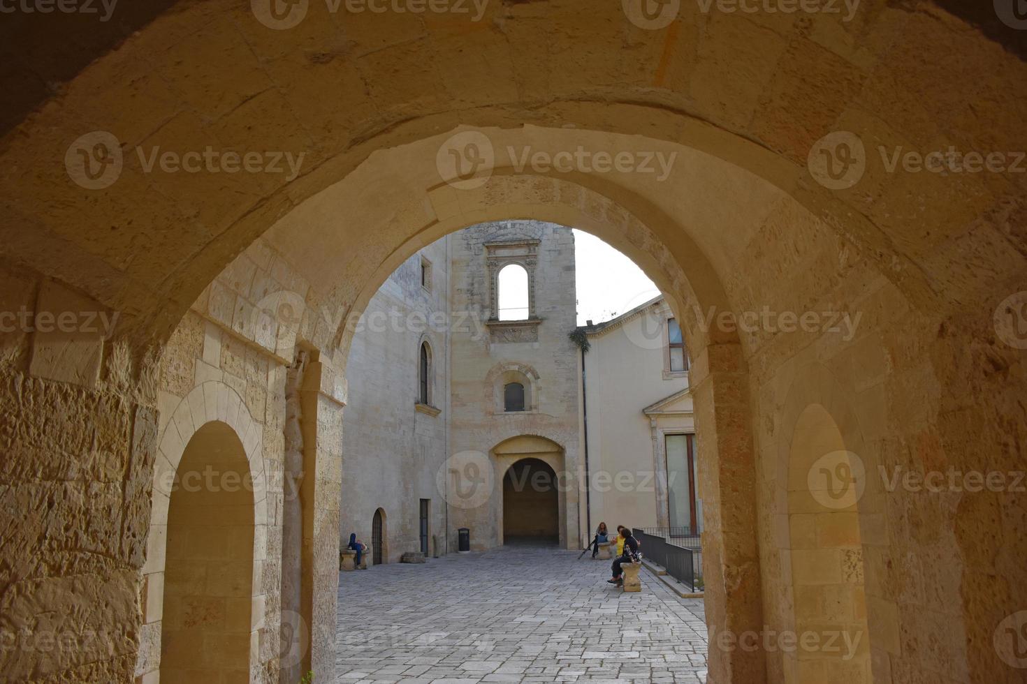 italia, lecce, ciudad con arquitectura barroca e iglesias y restos arqueológicos. foto