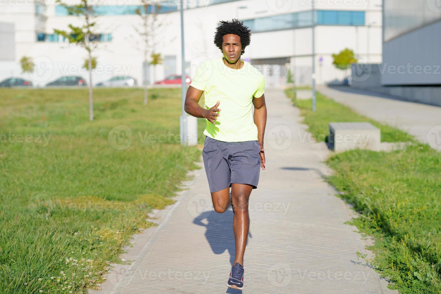 atlético negro corriendo en un parque urbano. foto