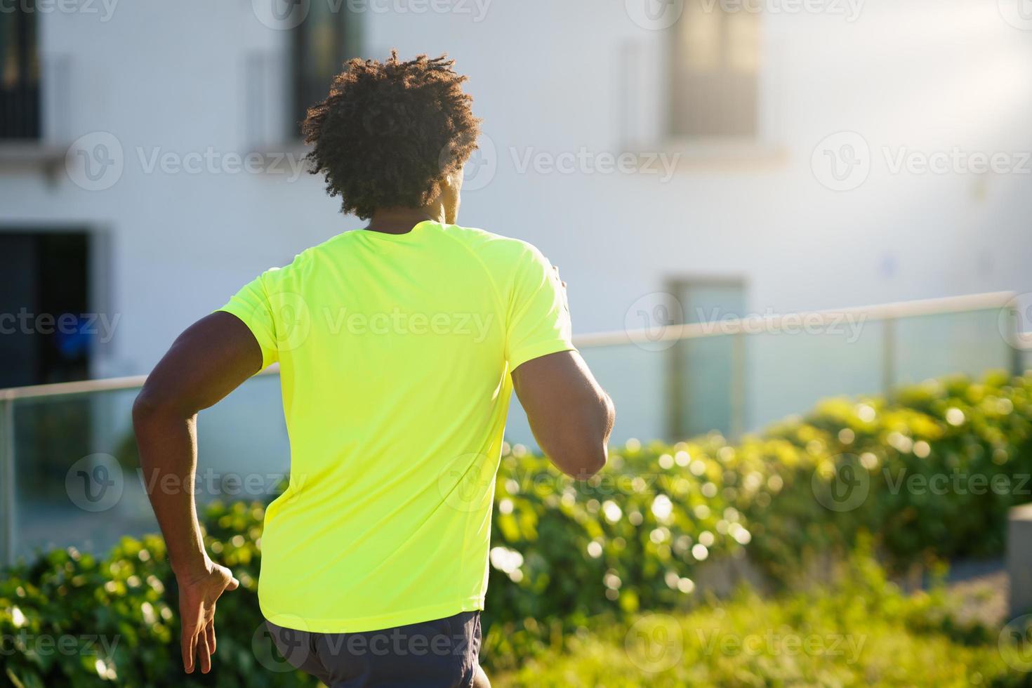 atlético negro corriendo en un parque urbano. foto