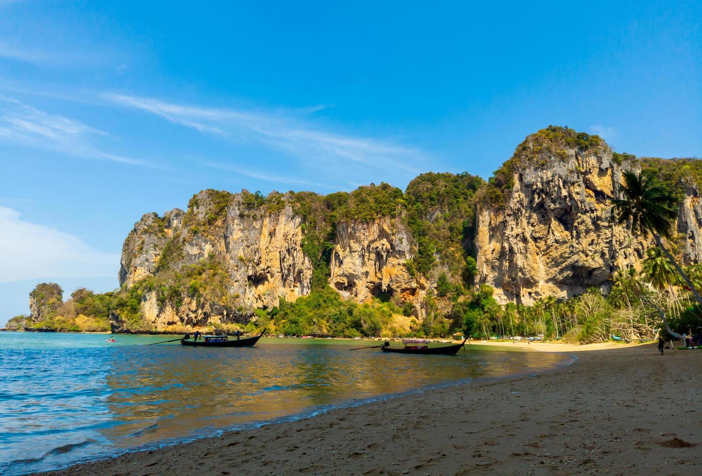 hermosas playas de verano y montañas de piedra caliza foto