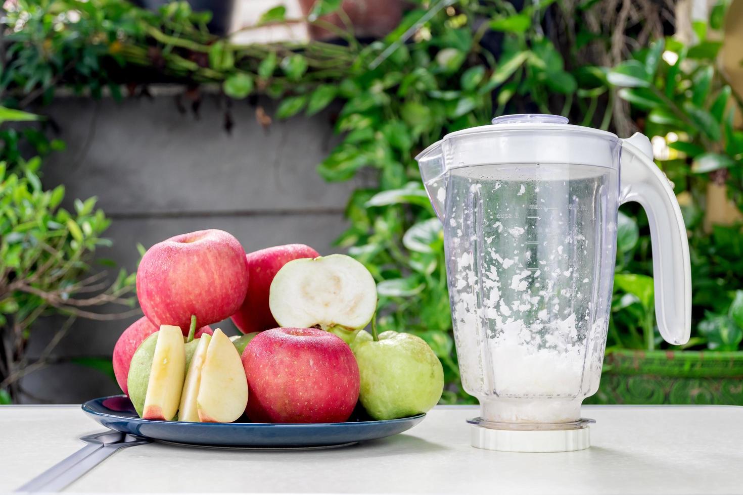 manzanas y frutas de guayaba para hacer jugo fresco de manzana y guayaba foto