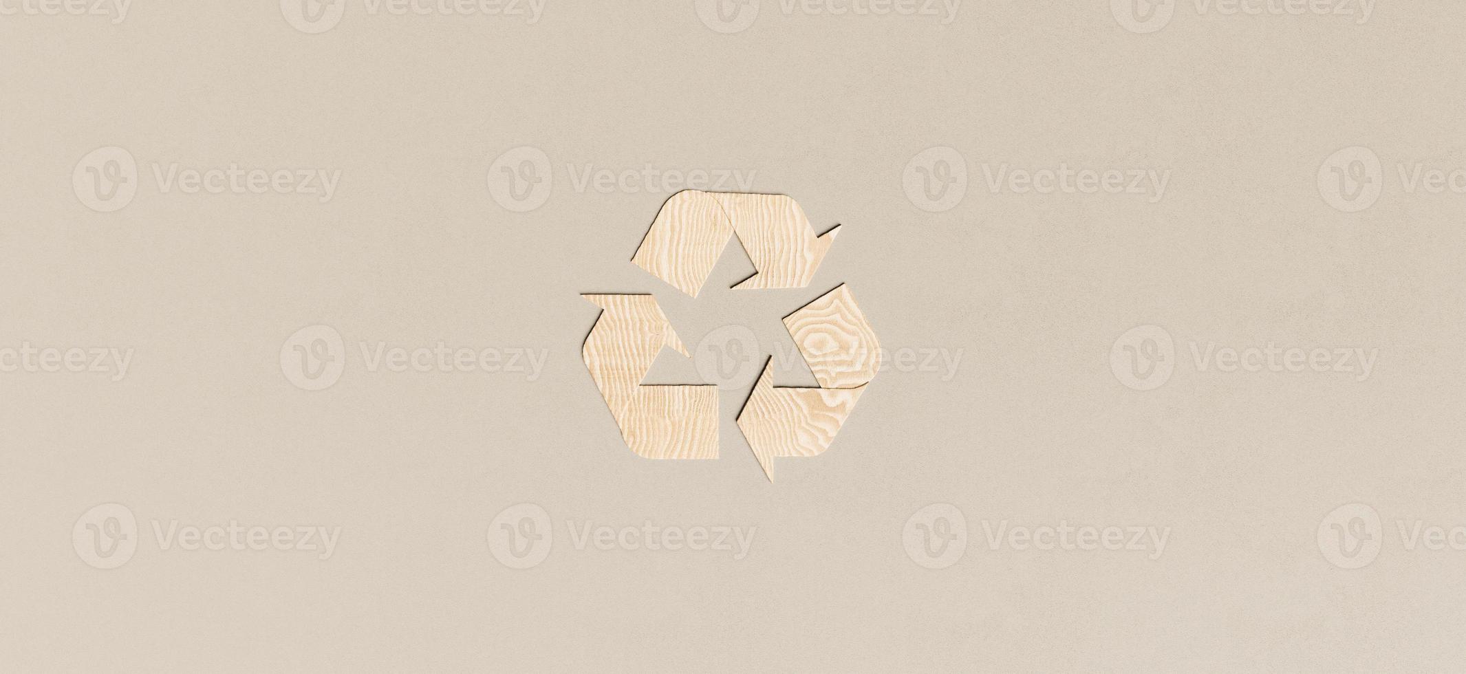 símbolo de reciclaje de madera foto