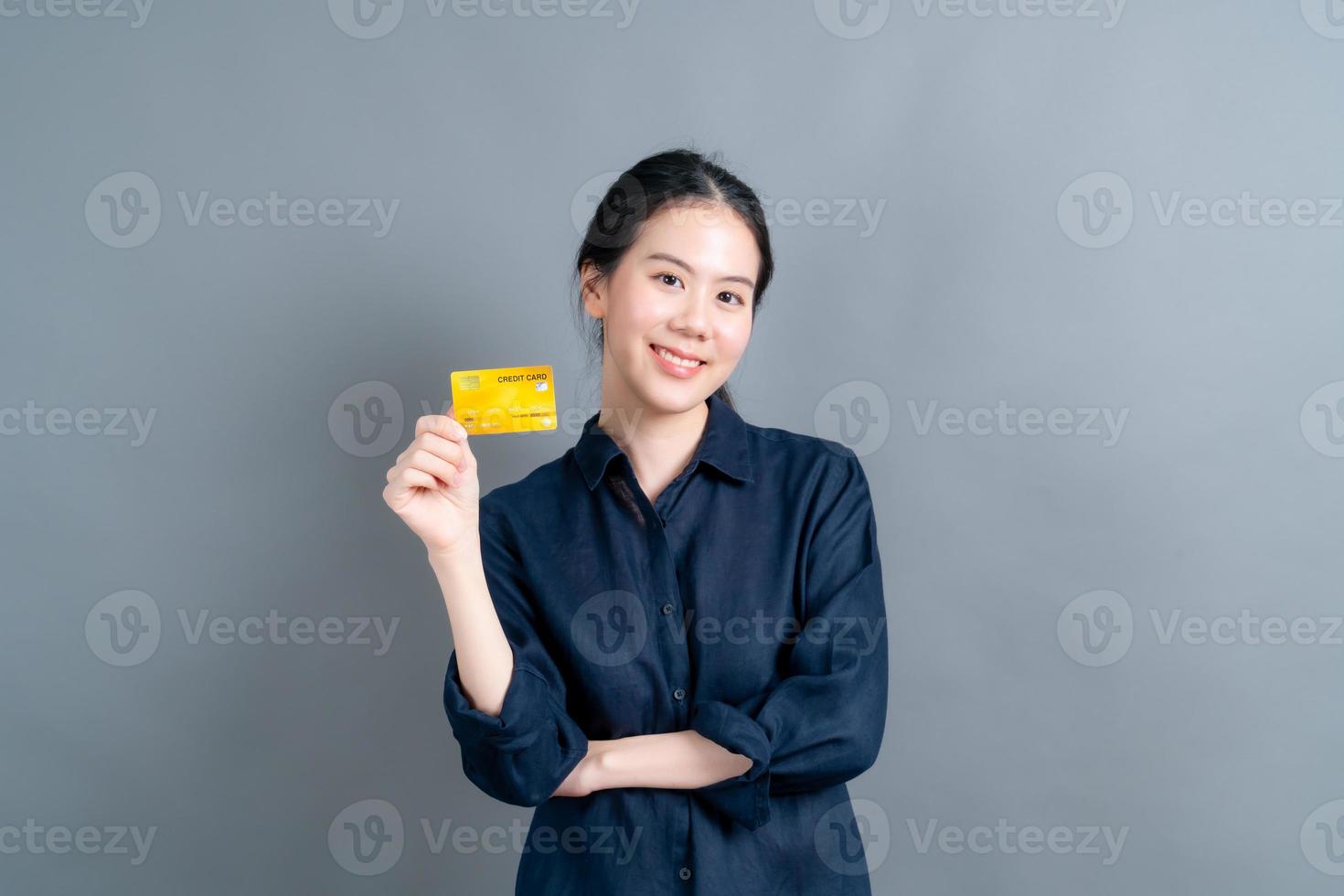 retrato, de, un, encantador, joven, mujer asiática, actuación, tarjeta de crédito foto