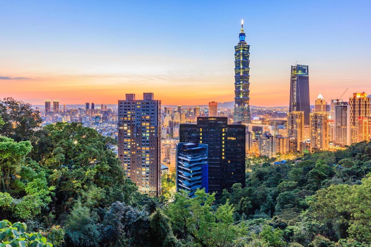 El horizonte de la ciudad de Taiwán al atardecer desde la vista de la ciudad de Taipei. foto