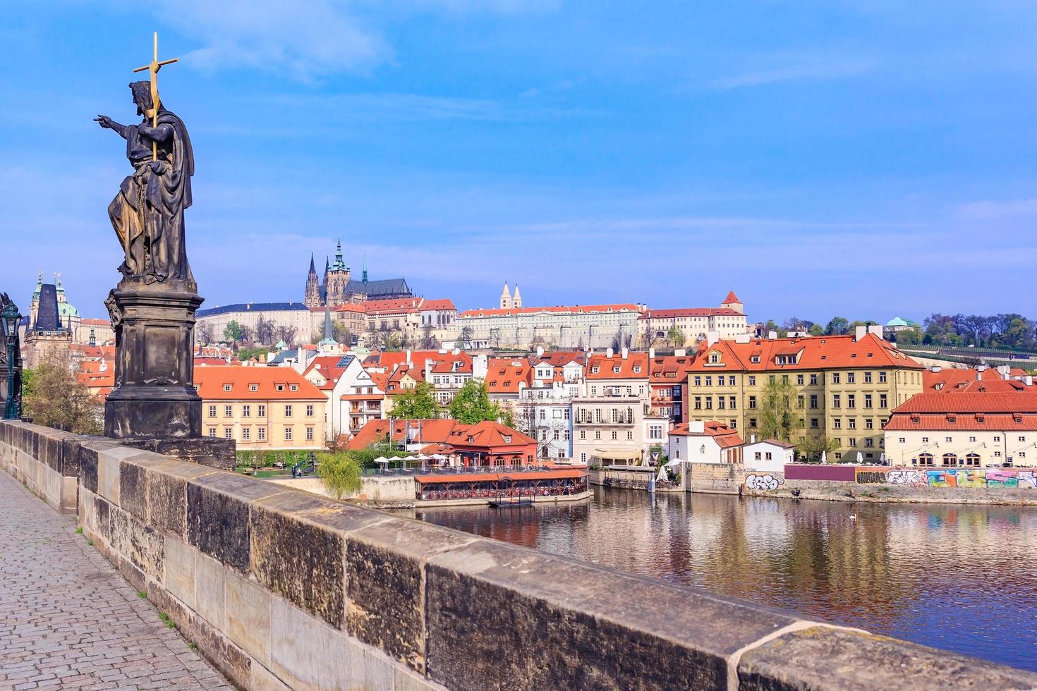 Colorido casco antiguo y el castillo de Praga con el río Vltava, República Checa foto