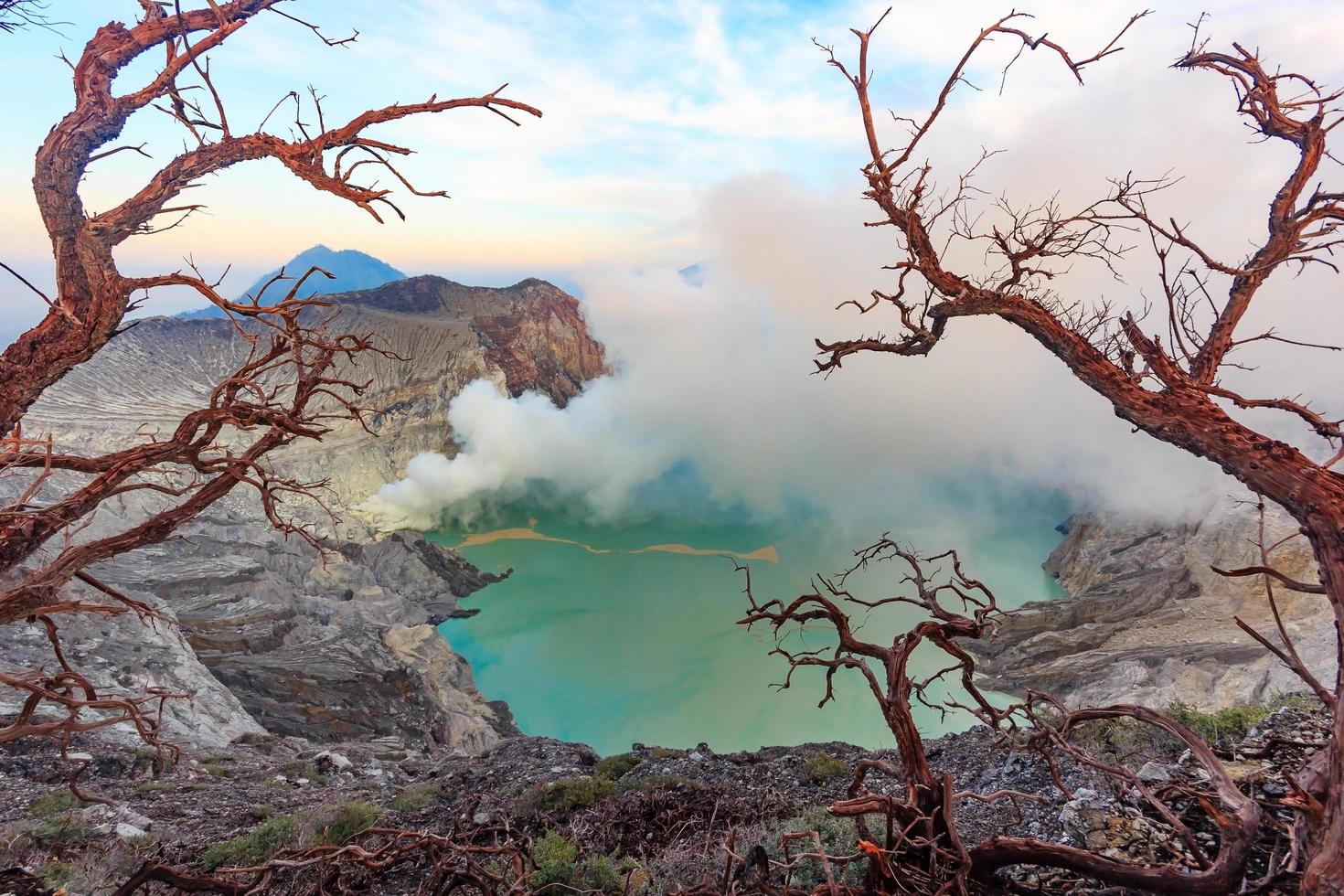 volcán kawah ijen al amanecer de java oriental, indonesia. foto