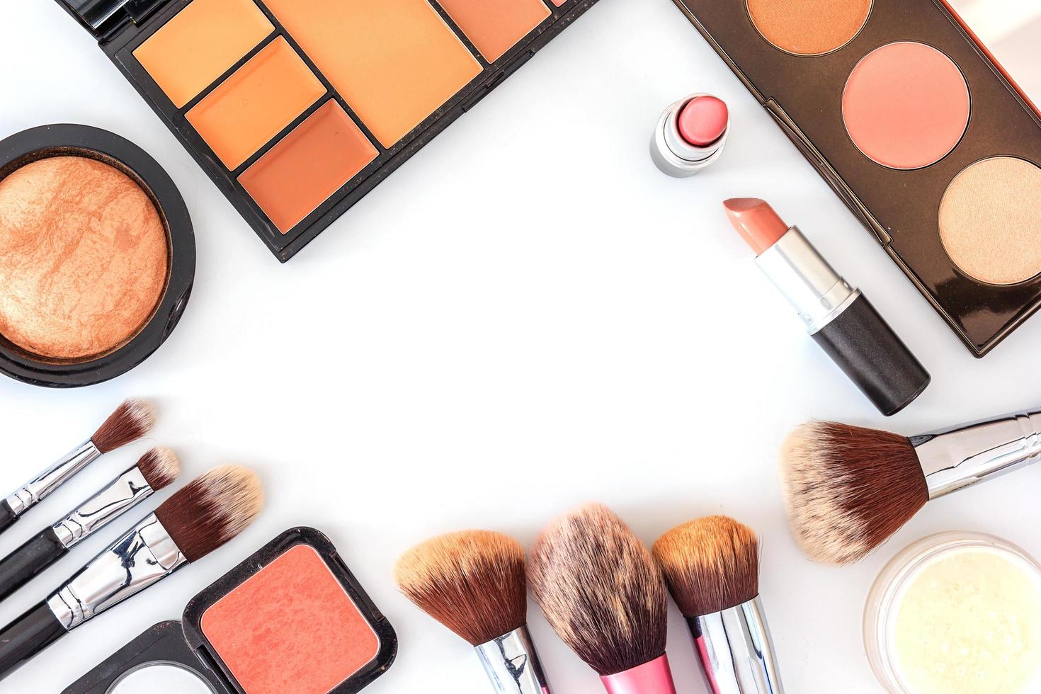 una colección de brochas, maquillajes y productos de belleza cosméticos foto