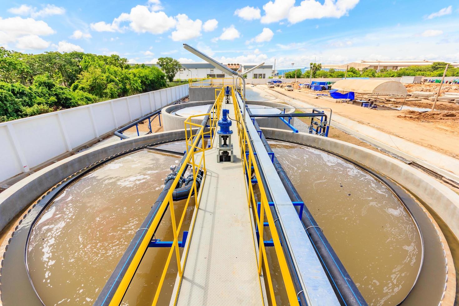 Tanque clarificador de contacto sólido en planta de tratamiento de agua foto