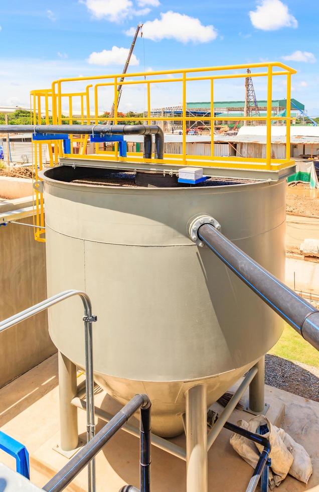 Tanque espesador de lodos en la planta de tratamiento de agua foto