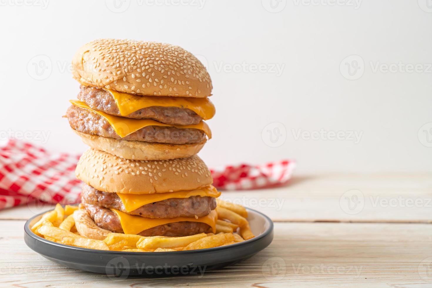 hamburguesa de cerdo con queso y papas fritas foto