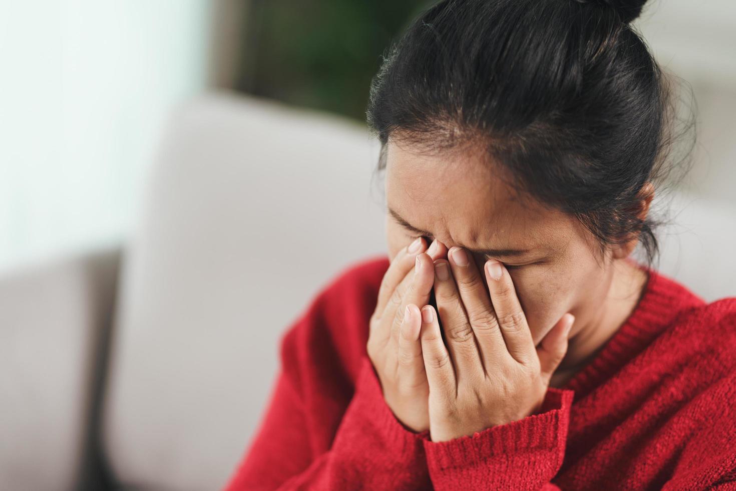 mujer mayor madura que sufre de dolores de cabeza, concepto de alzheimer. foto