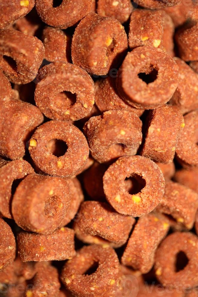 Una vista superior de una croqueta redonda fabricada para perros secos impresiones de alimentos foto