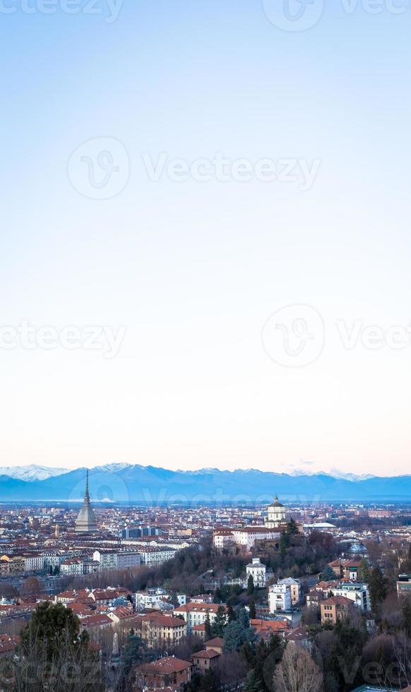 Horizonte panorámico de Turín al atardecer con los Alpes en segundo plano. foto