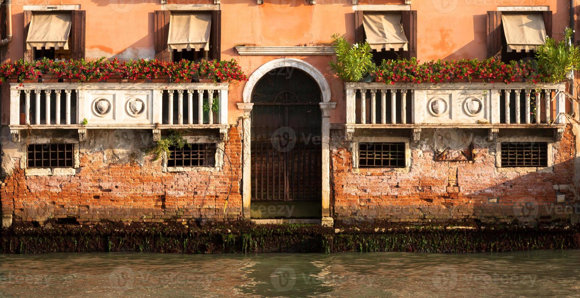 Fachada del palacio veneciano de 300 años de canal grande foto