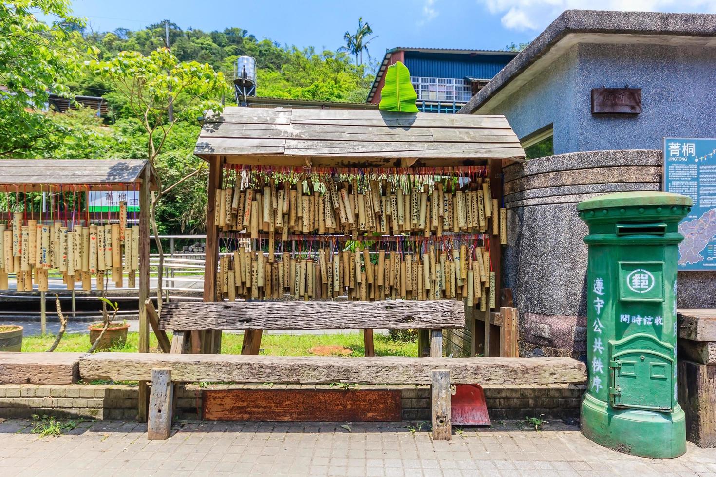 pingxi, taiwán, 30 de abril de 2017 - tubos de bambú para desear en pingxi old street foto