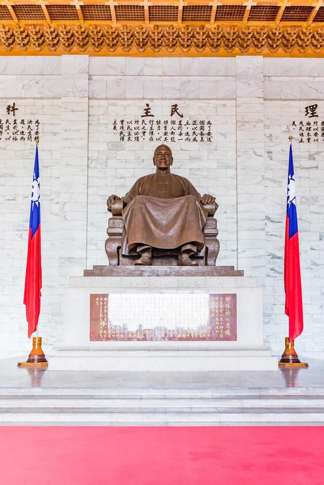 taipei, taiwán, 29 de abril de 2017 - estatua de bronce de chiang kai-shek foto