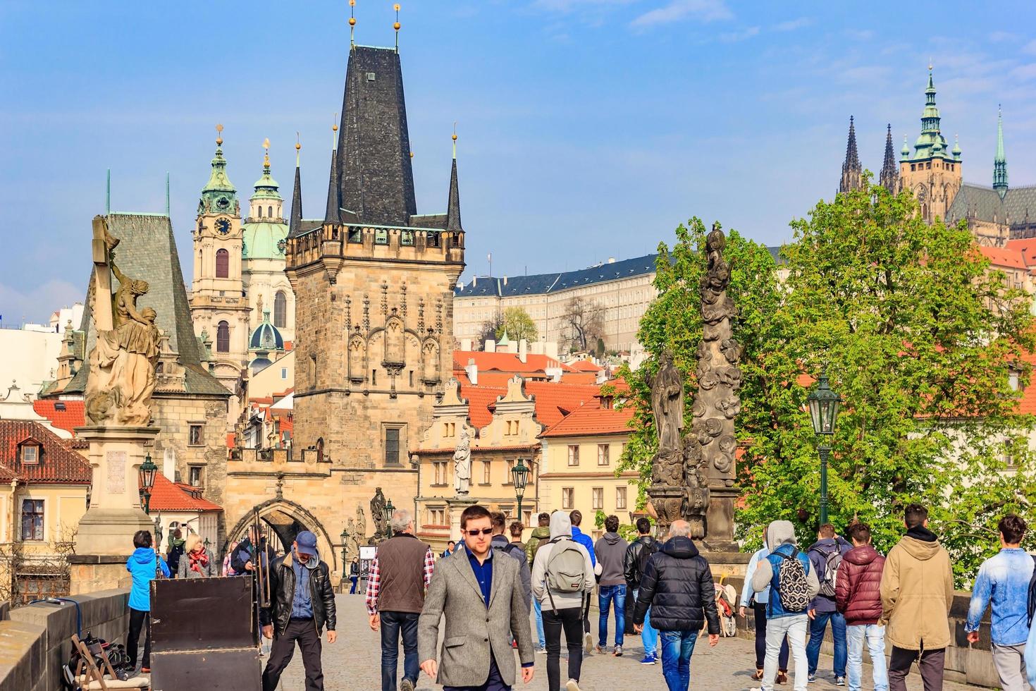 Praga, República Checa, 14 de abril de 2016 - Puente de Carlos y la torre de la ciudad vieja en el cielo azul, Praga foto