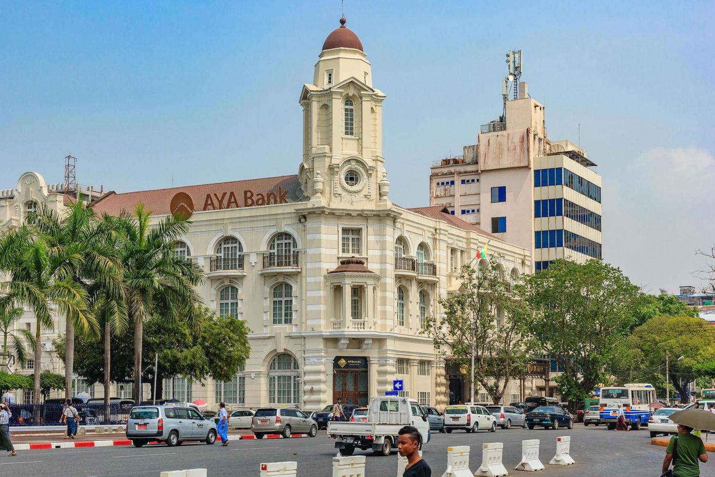 yangon, maynmar, 22 de febrero de 2016 - fachada del edificio del banco aya foto