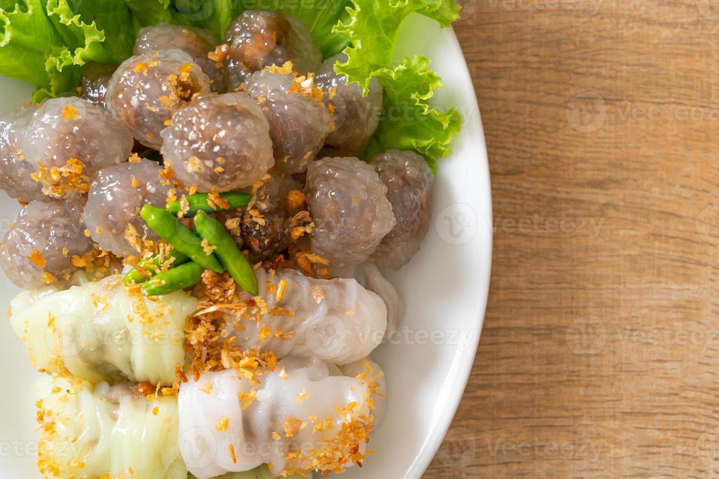 albóndigas de piel de arroz al vapor y albóndigas de tapioca al vapor con cerdo foto