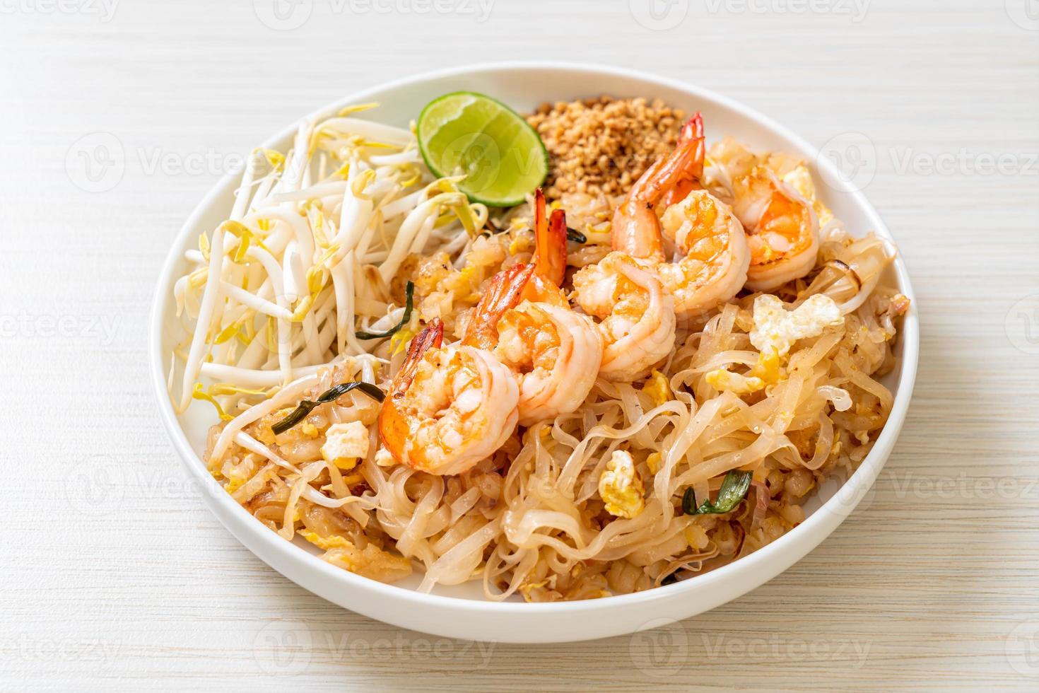 fideos salteados con camarones y brotes o pad thai foto