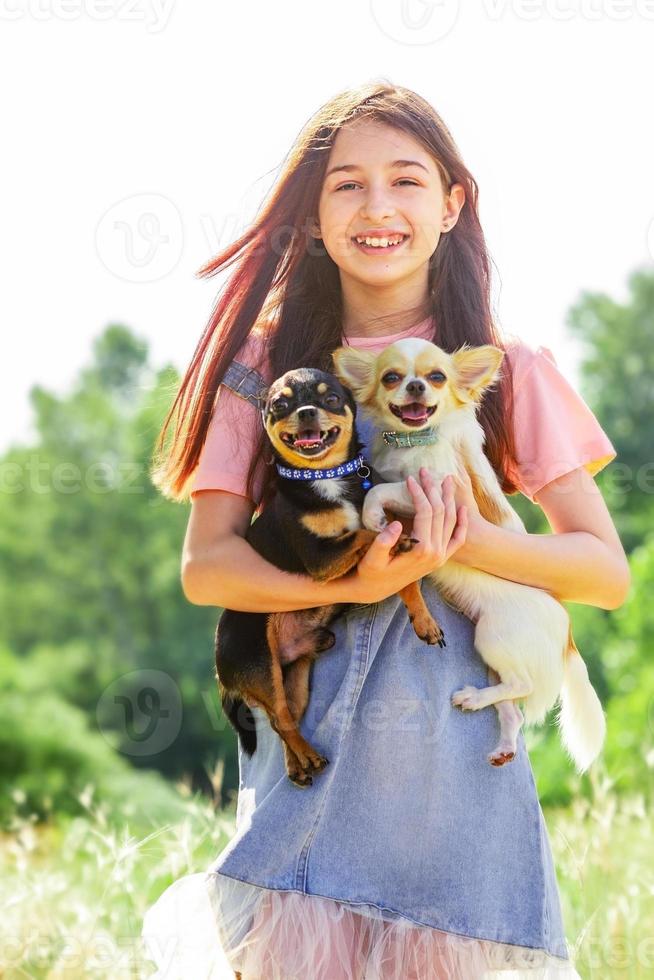 niña y perros al aire libre foto