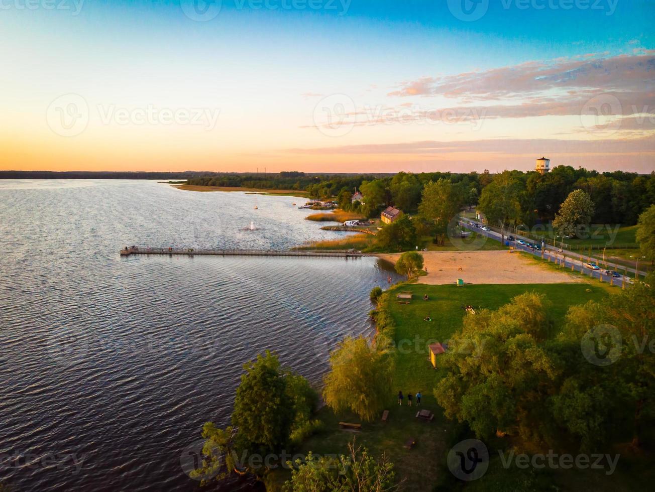 vista aérea del lago rekyva en la campiña de siauliai. actividades de ocio y destino de vacaciones de verano. los lagos más grandes de lituania foto