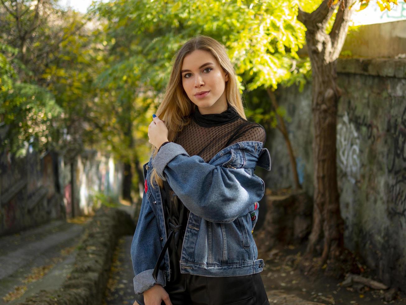 linda rubia con cabello suelto foto