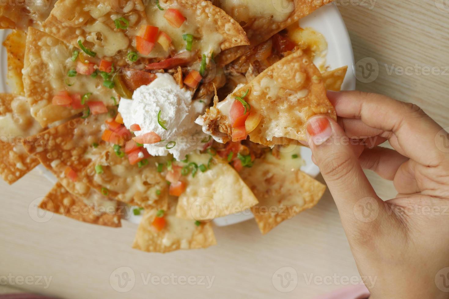 nachos de chips de maíz con carne picada frita foto