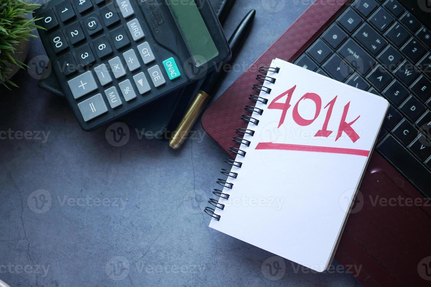 Notepad with word 401k on white background, close up , photo