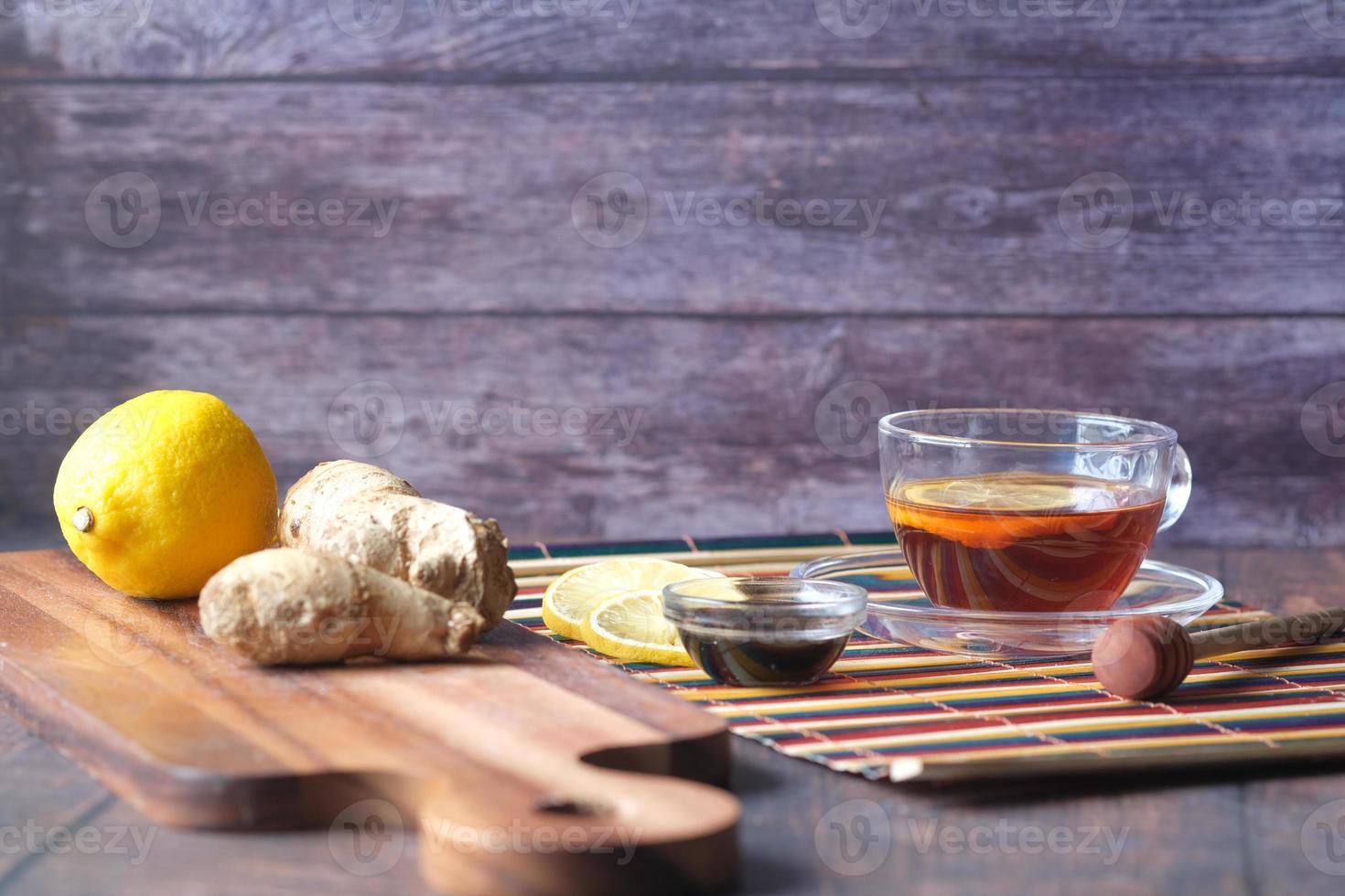 té verde con jengibre, limón y miel sobre fondo de madera. foto